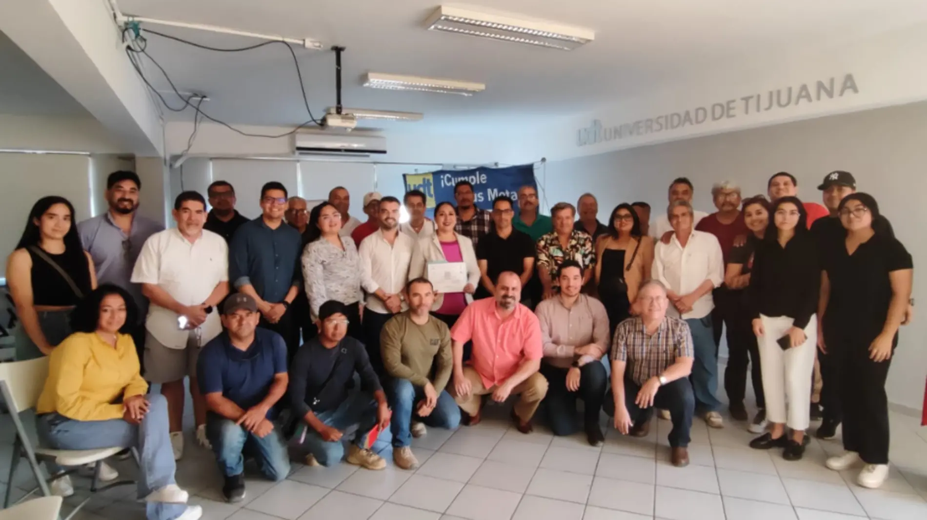 Imparten curso para expandir una licencia de construcción